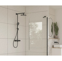 Douchearmatuur met hoofd- en handdouche en douchewand in een moderne badkamer.