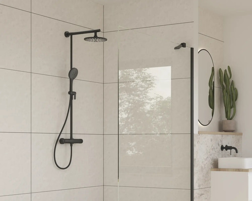 Douchearmatuur met hoofd- en handdouche en douchewand in een moderne badkamer.