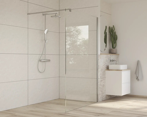 Moderne badkamer met douchewand, wastafel en wandarmatuur