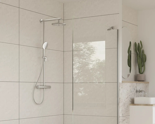 Douchecabine met hoofd- en handdouche in een lichte badkamer