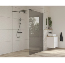 Moderne badkamer met glazen douchewand en armaturen