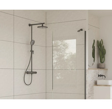 Douchegedeelte met douchearmatuur, douchekop en glazen wand