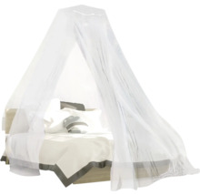 Bed met klamboe voor insectenbescherming in de slaapkamer.