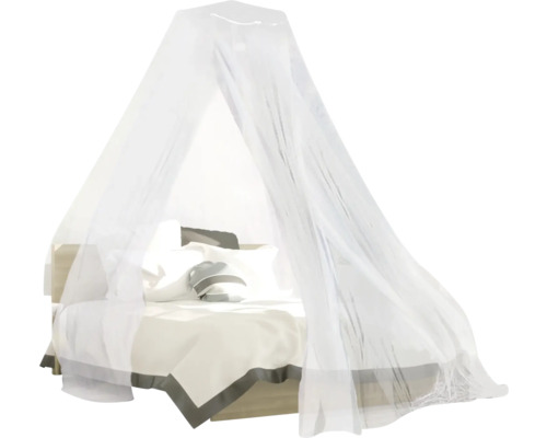 Bed met klamboe voor insectenbescherming in de slaapkamer.