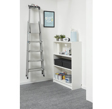Zilveren aluminium trapladder aan een muurbeugel in een lichte, georganiseerde ruimte naast een wit rek.