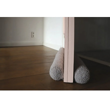 Tochtstopper onder een deur op een houten vloer.