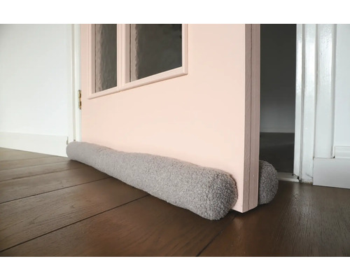 Tochtstopper voor een deur op een houten vloer.