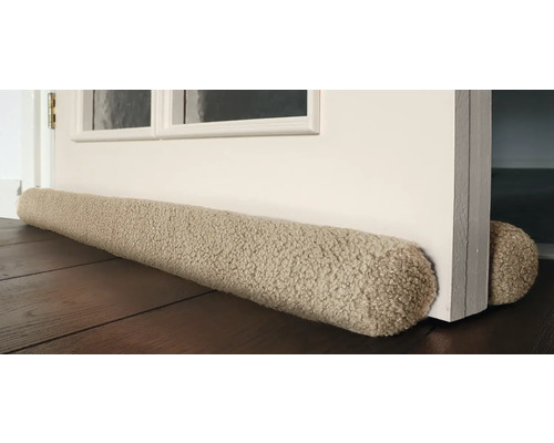 Tochtstrip voor een deur op de vloer