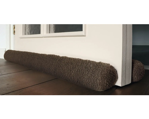 Tochtstopper voor een deur op een houten vloer