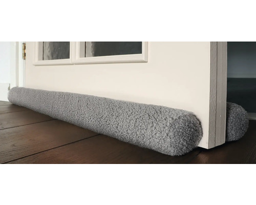 Tochtstopper van textiel voor een deur