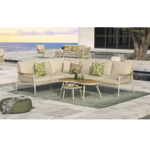 Loungegroep met hoekbank, salontafel en hocker voor buiten.