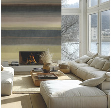 Lichte woonkamer met open haard, groot raam en moderne inrichting