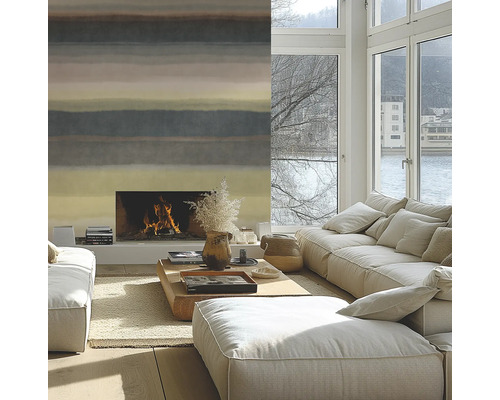 Lichte woonkamer met open haard, groot raam en moderne inrichting