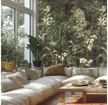 Woonkamer met bloemenbehang in jungle-stijl, bankopstelling en houten tafel
