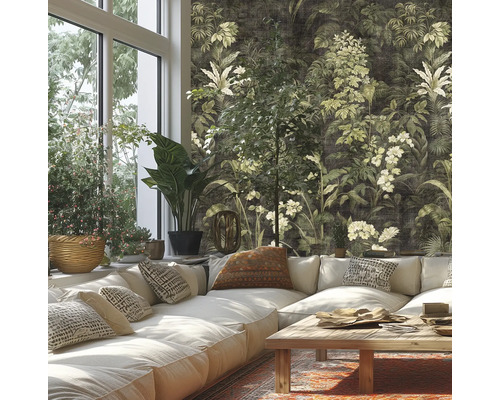 Woonkamer met bloemenbehang in jungle-stijl, bankopstelling en houten tafel