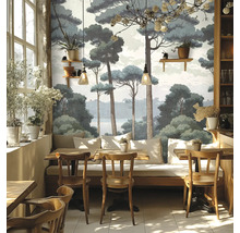 Interieur met bosbehang, houten tafels en stoelen in een heldere ruimte.