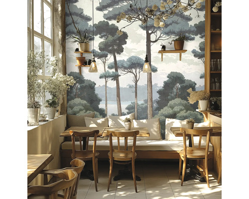 Interieur met bosbehang, houten tafels en stoelen in een heldere ruimte.