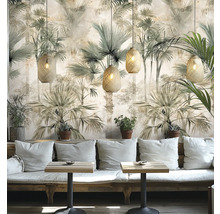Decoratieve ruimte met palmbladbehang, zitplaatsen en hanglampen van mand