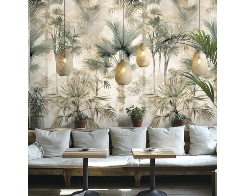 Decoratieve ruimte met palmbladbehang, zitplaatsen en hanglampen van mand