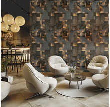 Modern interieur met geometrisch behang, fauteuils en bijzettafel