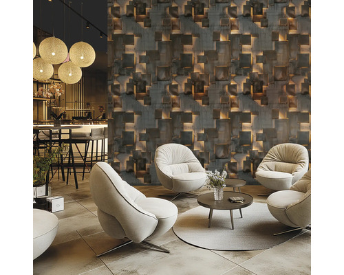 Modern interieur met geometrisch behang, fauteuils en bijzettafel