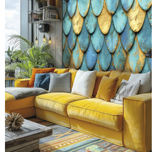 Woonkamer met gele bank, kussens en een behang met schubbenpatroon