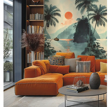 Woonkamer met oranje hoekbank, salontafel en boekenkast voor een wandbekleding met tropisch motief