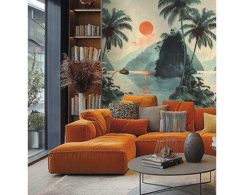 Woonkamer met oranje hoekbank, salontafel en boekenkast voor een wandbekleding met tropisch motief