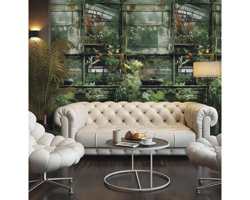 Woonkamer met Chesterfield bank, fauteuils, tafel en fotobehang met plantmotieven