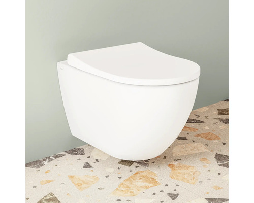 Wandcloset met gesloten toiletdeksel
