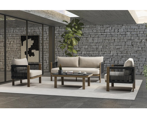 Terras met zitgroep bestaande uit bank, fauteuil en tafel