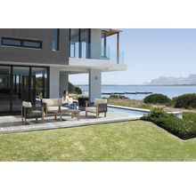 Modern terras met loungeset, bank, fauteuils en salontafel naast een zwembad.