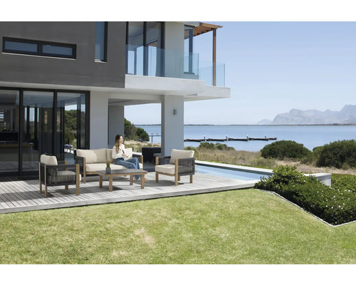 Modern terras met loungeset, bank, fauteuils en salontafel naast een zwembad.