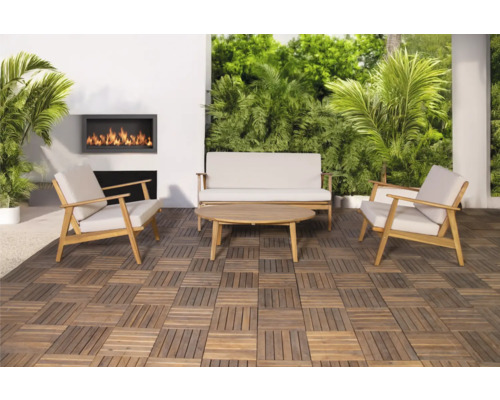 Tuinmeubelset met bank, fauteuils en tafel op houten tegels, aangevuld met een wandhaard