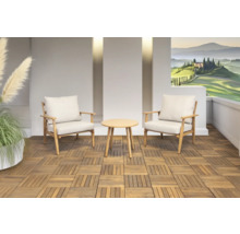 Terras met twee houten stoelen, een tafel en houten vloertegels.