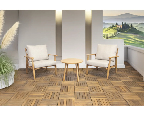 Terras met twee houten stoelen, een tafel en houten vloertegels.