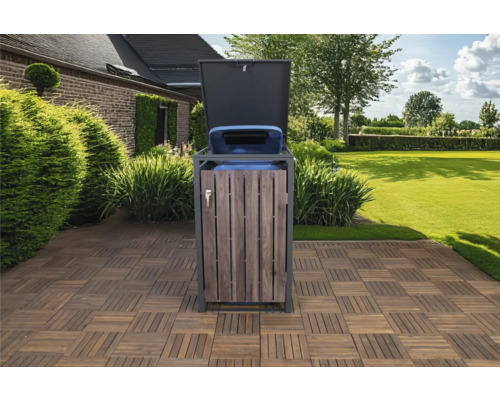 Afvalbakombouw met houten bekleding in de tuin