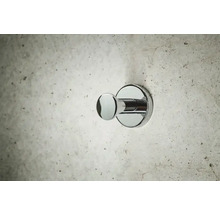 Enkele ronde metalen kapstokhaak voor wandmontage.