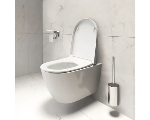 Wandhangend toilet met open spoelrand, toiletpapierhouder en borstelgarnituur in de badkamer