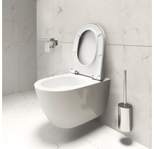 Wandcloset met open spoelrand, toiletpapierhouder en toiletborstel in een lichte badkamer.