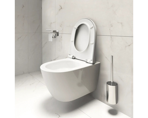 Wandcloset met open spoelrand, toiletpapierhouder en toiletborstel in een lichte badkamer.