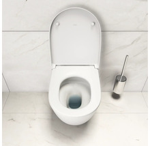 Keramisch toilet met toiletborstel en open toiletdeksel