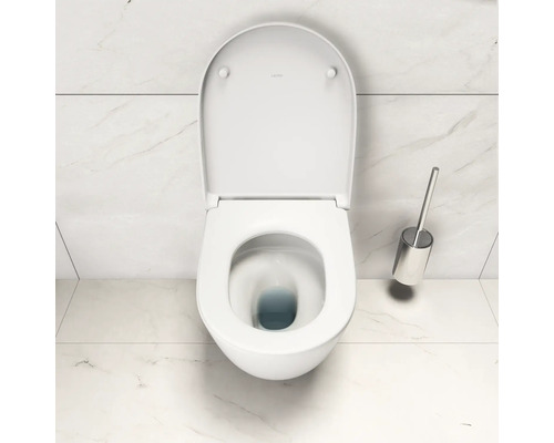 Keramisch toilet met toiletborstel en open toiletdeksel