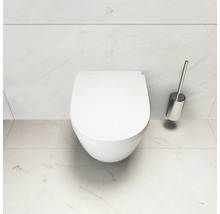 Wandcloset met toiletborstel in de badkamer