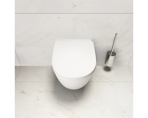 Wandcloset met toiletborstel in de badkamer