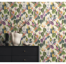 Kamer met bloemenbehang en ladekast