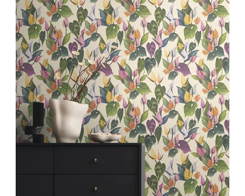 Kamer met bloemenbehang en ladekast