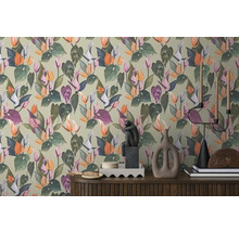 Decoratief behang met plantmotieven in een woonkamer.