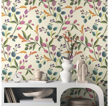 Decoratieve kamer met bloemenbehang en wit meubilair