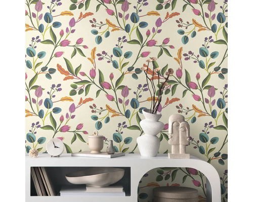 Decoratieve kamer met bloemenbehang en wit meubilair